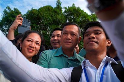 Hun Manet, Kommandeur der königlichen kambodschanischen Armee und ältester Sohn von Premierminister Hun Sen, mit seiner Frau Pich Chanmony vor einem Wahllokal in Phnom Penh
