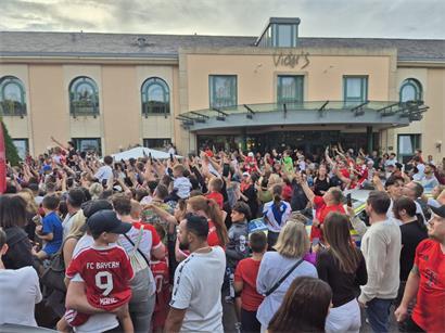 Hunderte Bayernfans versammeln sich am Samstagabend vor dem Teamhotel