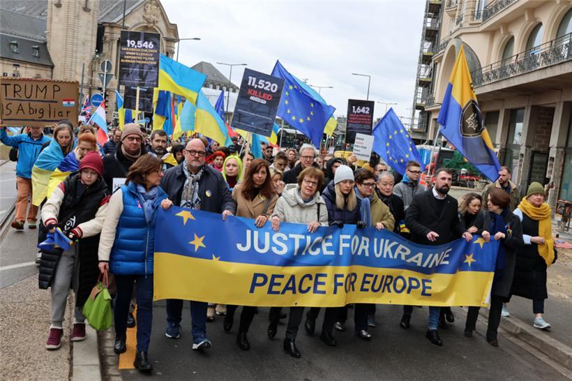 Hunderte Menschen haben am Samstag unter dem Motto „Gerechtigkeit für die Ukraine – Frieden für Europa“ in der Hauptstadt demonstriert
