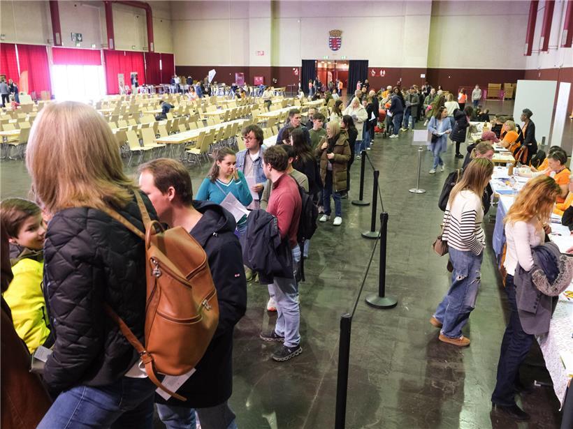 Hunderte Menschen in der Victor-Hugo-Halle registrieren sich am Samstag als Stammzellspender in langer Warteschlange.