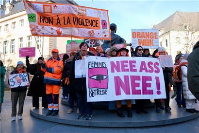Hunderte Menschen machten am Samstag auf die zunehmend drängende Problematik der Gewalt gegen Frauen und Mädchen aufmerksam
