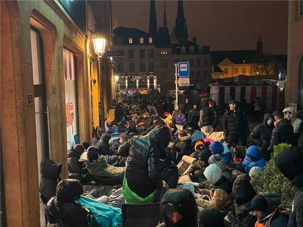 Hunderte Menschen übernachteten teilweise vor dem Olliewood Skateshop, um ein bestimmtes Sneakerpaar zu ergattern
