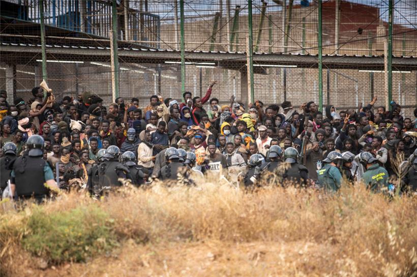 Hunderte Migranten haben den Grenzzaun zu Melilla überwunden
