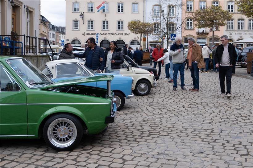 Hunderte Oldtimer in Echternach verwandeln das Stadtzentrum in ein lebendiges Freilichtmuseum voller historischer Fahrzeuge