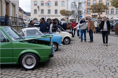 Hunderte Oldtimer in Echternach verwandeln das Stadtzentrum in ein lebendiges Freilichtmuseum voller historischer Fahrzeuge