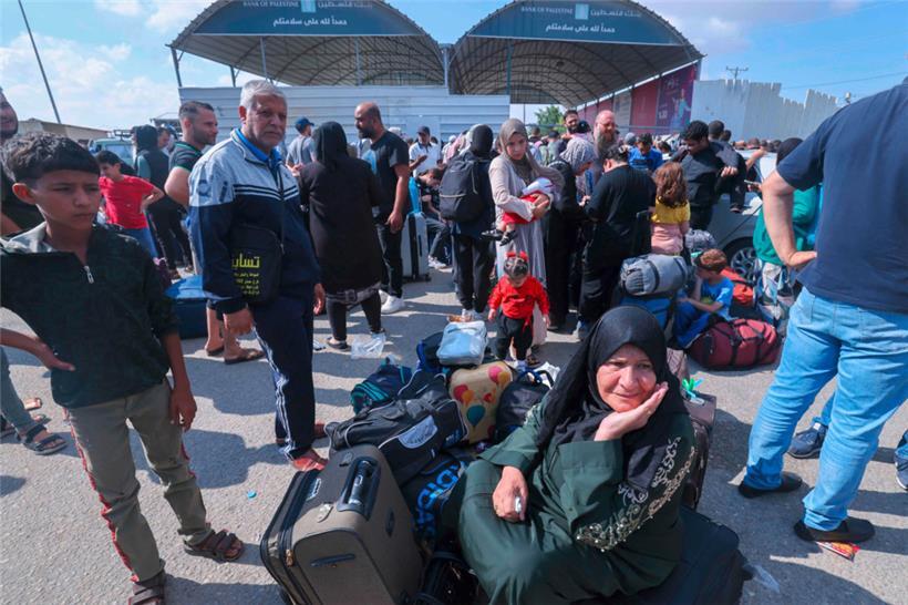 Hunderte geflüchtete Palästinenser warten auf die Öffnung des Grenzübergangs Rafah
