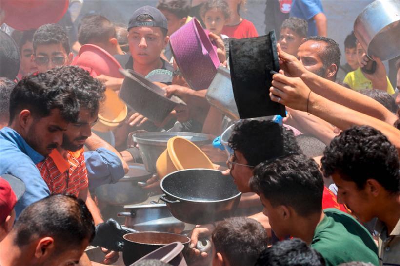 Hunderttausende Menschen im Gazastreifen sind auf Suppenküchen angewiesen, um eine Mahlzeit zu erhalten
