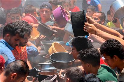 Hunderttausende Menschen im Gazastreifen sind auf Suppenküchen angewiesen, um eine Mahlzeit zu erhalten
