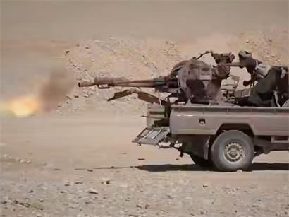 Huthi-Kämpfer feuern während eines Gefechts mit von Saudi-Arabien unterstützten Streitkräften im Osten der Provinz Jawf im Jemen eine auf einem Pick-up montierte Waffe