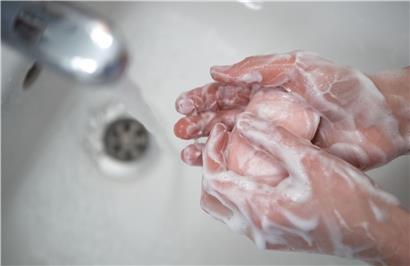 Hygienemaßnahmen wie gründliches Händewaschen gehören zu den wichtigsten Präventionsmaßnahmen gegen Infektionen
