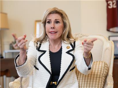 Stacey Feinberg empfängt das Tageblatt in der US-Botschaft mit motiviertem Ausdruck „I am a busy girl“