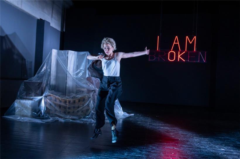 I am (br)OK(en): Marie Jung überzeugt als 96-jährige Poupette im gleichnamigen Stück
