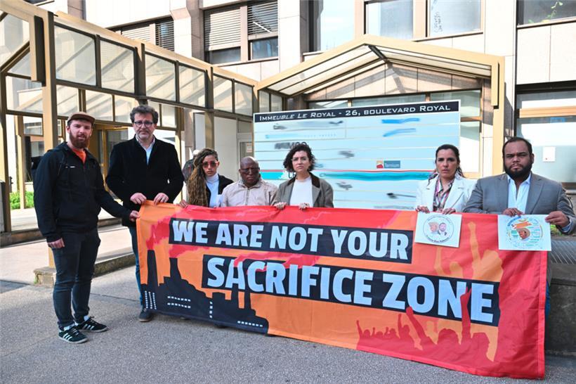 IDV-Co-Koordinator Jean-Louis Zeien und Vertreter der Fair Steel Coalition vor dem Luxemburger Firmensitz von Ternium
