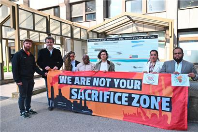 IDV-Co-Koordinator Jean-Louis Zeien und Vertreter der Fair Steel Coalition vor dem Luxemburger Firmensitz von Ternium
