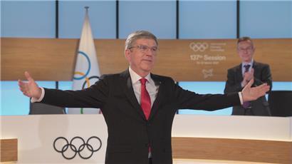 IOC-Präsident Thomas Bach und Emmanuel Macron versuchen trotz der großen Herausforderungen, Zuversicht und Vorfreude zu verkörpern
