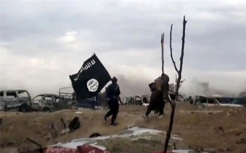 IS-Kämpfer laufen 2019 mit einer IS-Flagge. Das Bild ist ein Screenshot aus einem Video der Amaq News Agency, dem Medienarm des Islamischen Staates. Dem soll auch Steve Duarte angehört haben. 
