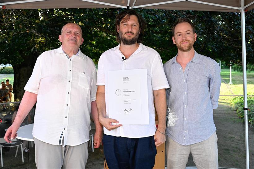 Hält den Prix Servais in den Händen: Ian De Toffoli (Mitte) mit Emmanuel Servais (l., Fondation Servais) und Sébastian Thiltges (r., Präsident der Jury 2026)