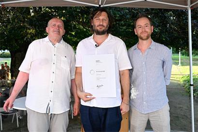Hält den Prix Servais in den Händen: Ian De Toffoli (Mitte) mit Emmanuel Servais (l., Fondation Servais) und Sébastian Thiltges (r., Präsident der Jury 2026)