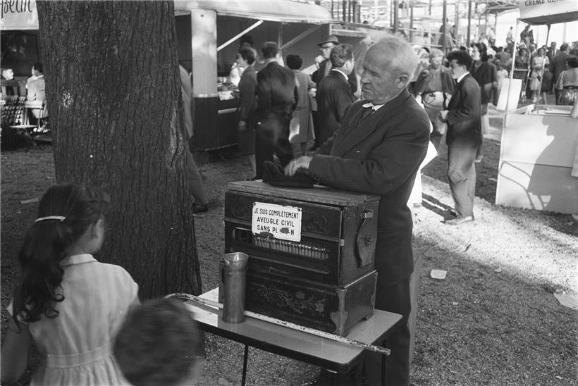 Blinder Drehorgelspieler ohne Pension auf der Schueberfouer 1960, Zivilist spielt traditionelle Straßenmusik
