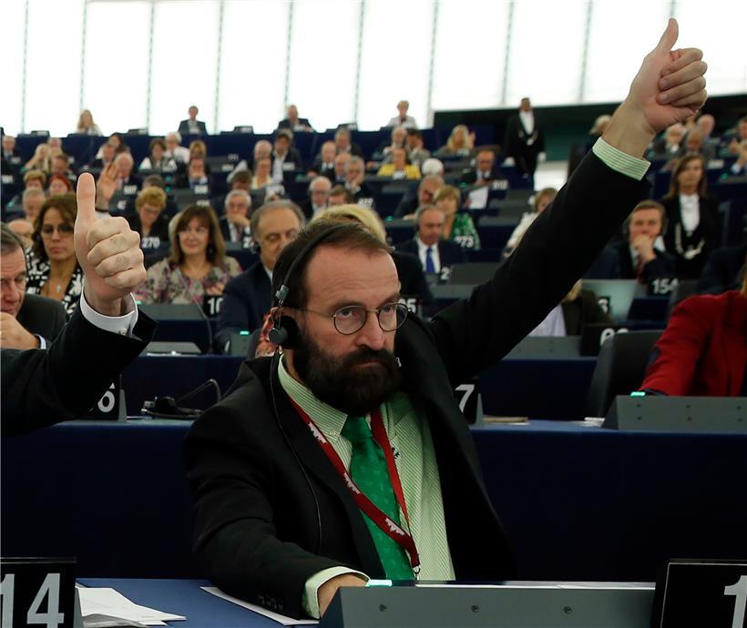 „Ich habe keine Drogen genommen“: Der ungarische Europaabgeordnete Jozsef Szajer flüchtete mit Drogen im Rucksack nach einer Sexparty vor der Polizei, indem er über eine Regenrinne entkommen wollte
