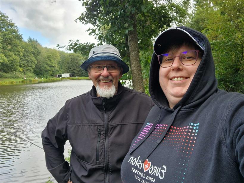 Ich habe meinen Stiefvater Marco beim Angeln am Weiher begleitet
