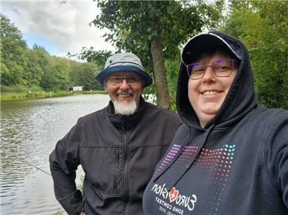 Ich habe meinen Stiefvater Marco beim Angeln am Weiher begleitet
