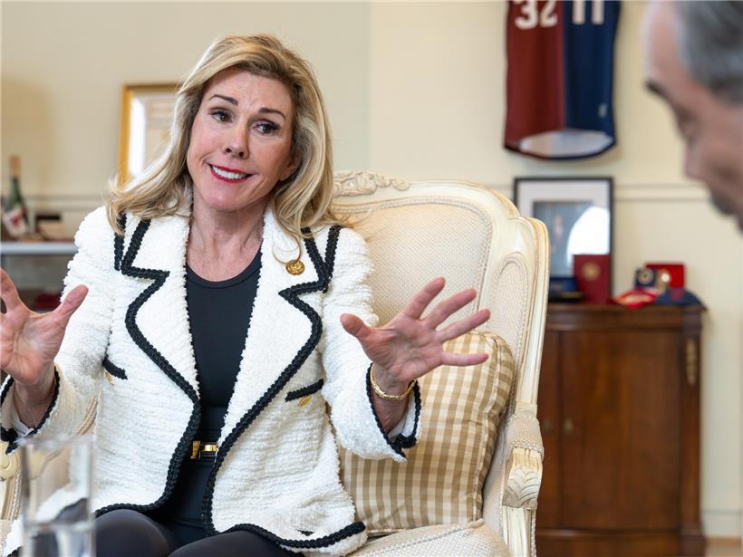 Porträt von Feinberg mit selbstbewusstem Lächeln, Symbol für positive Selbstwahrnehmung und innere Stärke