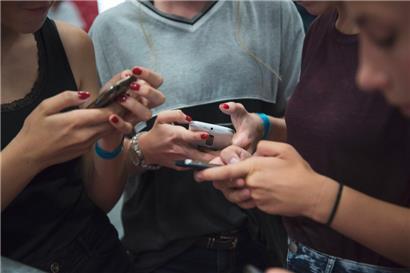 „Ich und ich im wirklichen Leben“ sang die Band DAF einst. Und wo ist das wirkliche Leben? Im Smartphone ganz sicher nicht.
