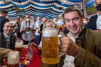 „Ich unterstütze Armin Laschet zu 100 Prozent“: Söders Aussage ließ die CSU-Fans im Zelt raunen.
