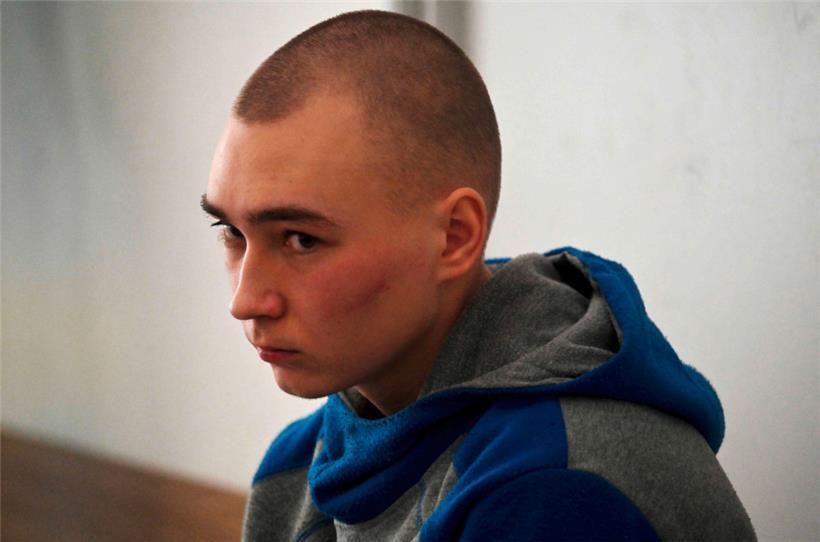 „Ich weiß, dass Sie mir nicht vergeben können, aber ich bitte dennoch um Vergebung“, sagte der 21-jährige Wadim Schischimarin am Donnerstag bei der Verhandlung in Kiew zu der Frau des 62-jährigen Zivilisten, dessen Tötung er bereits gestanden hatte
