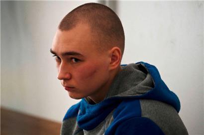 „Ich weiß, dass Sie mir nicht vergeben können, aber ich bitte dennoch um Vergebung“, sagte der 21-jährige Wadim Schischimarin am Donnerstag bei der Verhandlung in Kiew zu der Frau des 62-jährigen Zivilisten, dessen Tötung er bereits gestanden hatte
