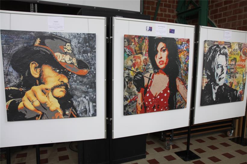 „Ich will zu dir nach Hause“ scheint eines der Bilder auf der Ausstellung zu sagen
