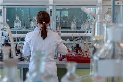 „Ich würde sagen, dass Frauen mit Kindern es seltener in Führungspositionen schaffen“, meint Anke Wienecke-Baldacchino, die als Bioinformatikerin beim LNS arbeitet.
