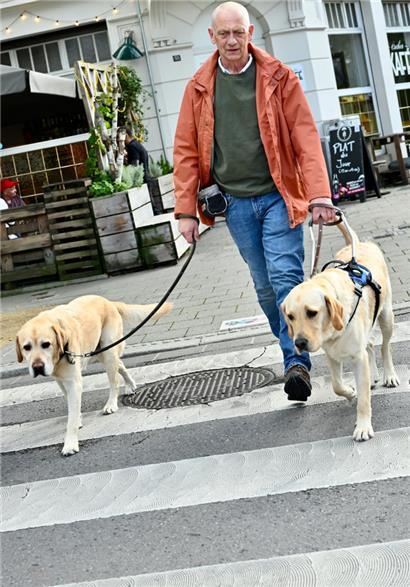 Idem (l.) ist in Rente und geht die Sache locker an; Sony (r.) ist neu im Job, trägt sein professionelles Geschirr und die Verantwortung
