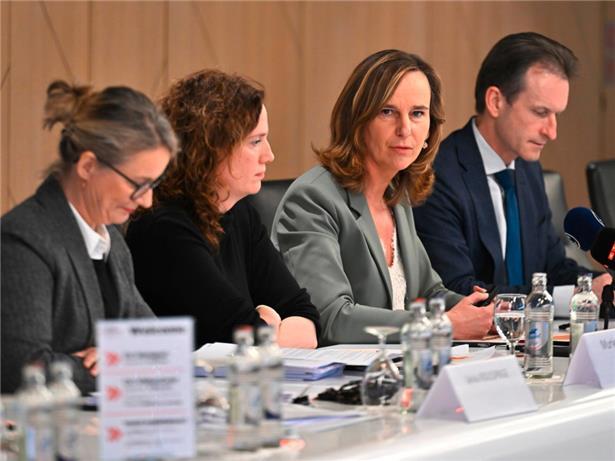 Ihr Ziel lautet, neue Arbeitskräfte zu finden und zu halten: Muriel Morbé (Mitte l.), Leiterin der Abteilung Talente, Karin Scholtes (Mitte r.), Präsidentin der Arbeitsgruppe Talentförderung, Handelskammer-Direktor Carlo Thelen (r.)
