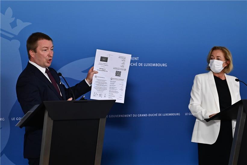 Ihr neues Impfzertifikat erhalten die Bürger beim Besuch im Impfzentrum, beziehungsweise per Post, sollten sie bereits geimpft worden sein. 160.000 Dokumente wurden gestern ausgedruckt und versendet.
