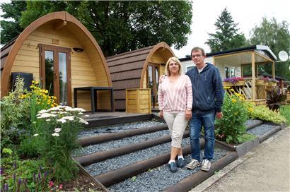 Ihre Bemühungen und das Herzblut für den Camping „Route du vin“ haben sich gelohnt. Serge Schumacher und seine Frau Maria betreiben den Campingplatz seit acht Jahren. Sie kommt aus der Gastronomie. Er ist gelernter Winzer und stammt aus Wormeldingen. „Die meisten kommen wegen des Fahrradfahrens“, sagt er. „Das Schwimmbad direkt nebenan ist ein Pluspunkt.“
