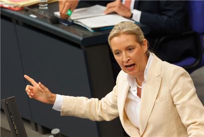Ihre Fraktionskollegen wollen sich im Bundestag besser benehmen, doch die AfD-Chefin Alice Weidel hält weiterhin ihre hasserfüllten Reden
