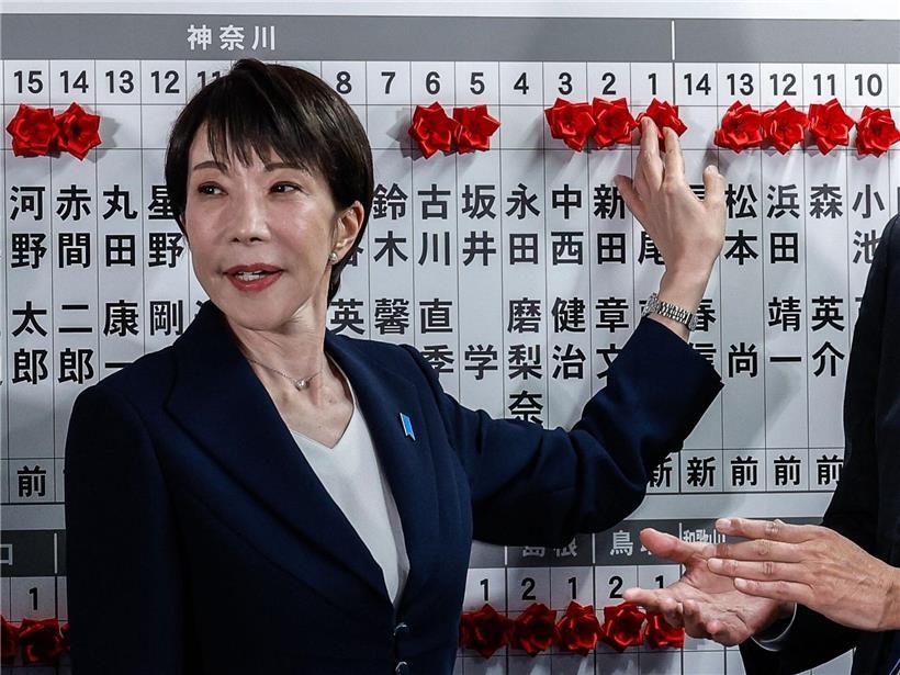 Japans Premierministerin Sanae Takaichi feiert den Wahlsieg mit über zwei Dritteln der Sitze im Unterhaus der Regierungskoalition
