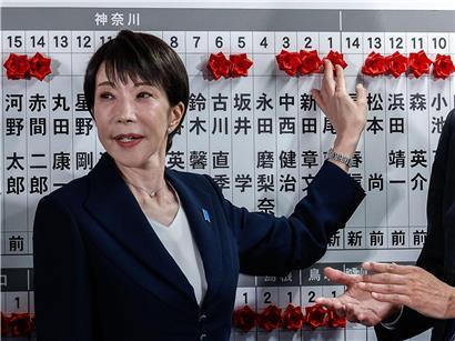 Japans Premierministerin Sanae Takaichi feiert den Wahlsieg mit über zwei Dritteln der Sitze im Unterhaus der Regierungskoalition