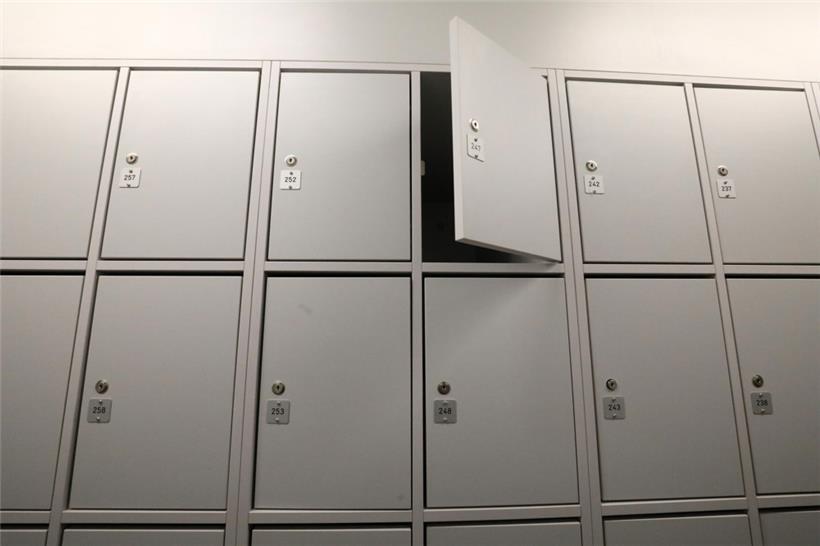 Ihre Sachen sperren die Nutzerinnen und Nutzer in graue Spinde – einerseits aus ...