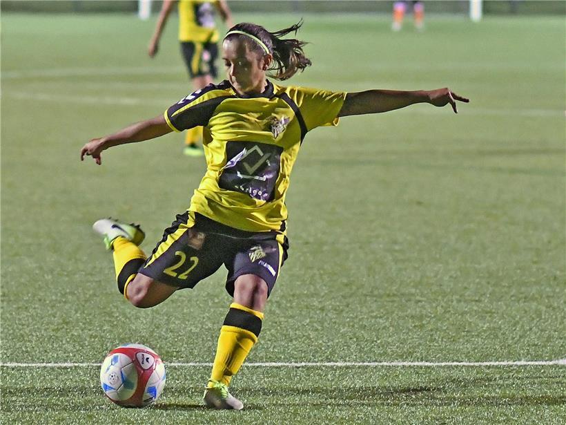 Amy Thompson feiert 2011 ihren einzigen Meistertitel mit Progrès Niederkorn im Fußball