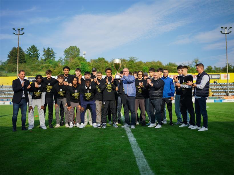 Ihren großen Tag erlebten die Junioren des F91 Düdelingen am vergangenen Mittwoch in Rodange. Die jungen Düdelinger konnten im Finale der Coupe du Prince die Entente Differdingen/Luna Oberkorn vor 1.511 Zuschauern nach einer sehr langen Pokal-Durststrecke mit 5:4 im Elfmeterschießen bezwingen. Am Samstag präsentierte die U19 des F91 stolz ihren Pokal in der Halbzeitpause der BGL-Ligue-Partie…
