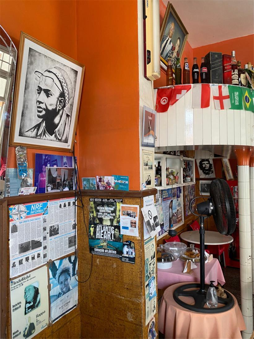 Ikone unter Ikonen: Café in Mindelo
