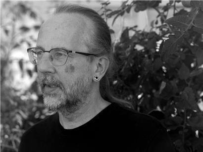 Porträt von Joseph Kayser, luxemburgischer Autor, mit seinem ersten auf Französisch veröffentlichten Buch.