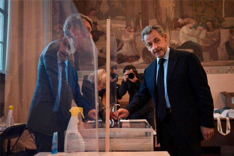 Il a voté pour qui au premier tour: Valérie Pécresse ou Emmanuel Macron? Nicolas Sarkozy dépose son bulletin de vote le 10 avril à Paris.
