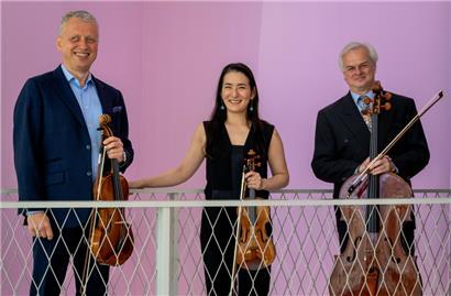 Ilan Schneider (Bratsche), Ryoko Yano (Violine) und Niall Brown (Cello)

