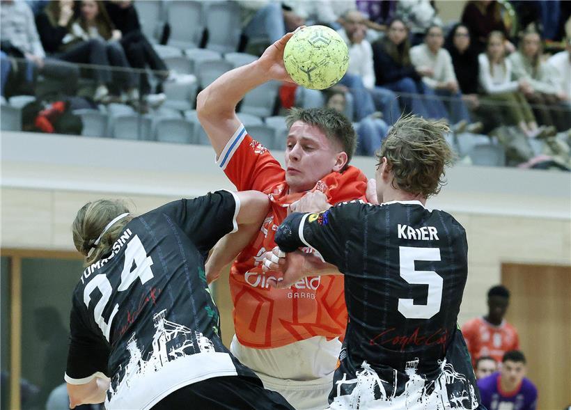 Ilian Goedert und Team kämpfen konzentriert gegen starke Verteidigung im intensiven Sportwettkampf