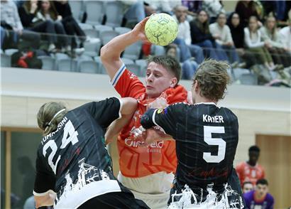 Ilian Goedert und Team kämpfen konzentriert gegen starke Verteidigung im intensiven Sportwettkampf
