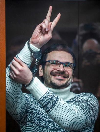 Ilja Jaschin provoziert mit seiner demonstrativen Fröhlichkeit im Glaskäfig des Gerichtsgebäudes, doch er weiß, dass harte Zeiten auf ihn zukommen
